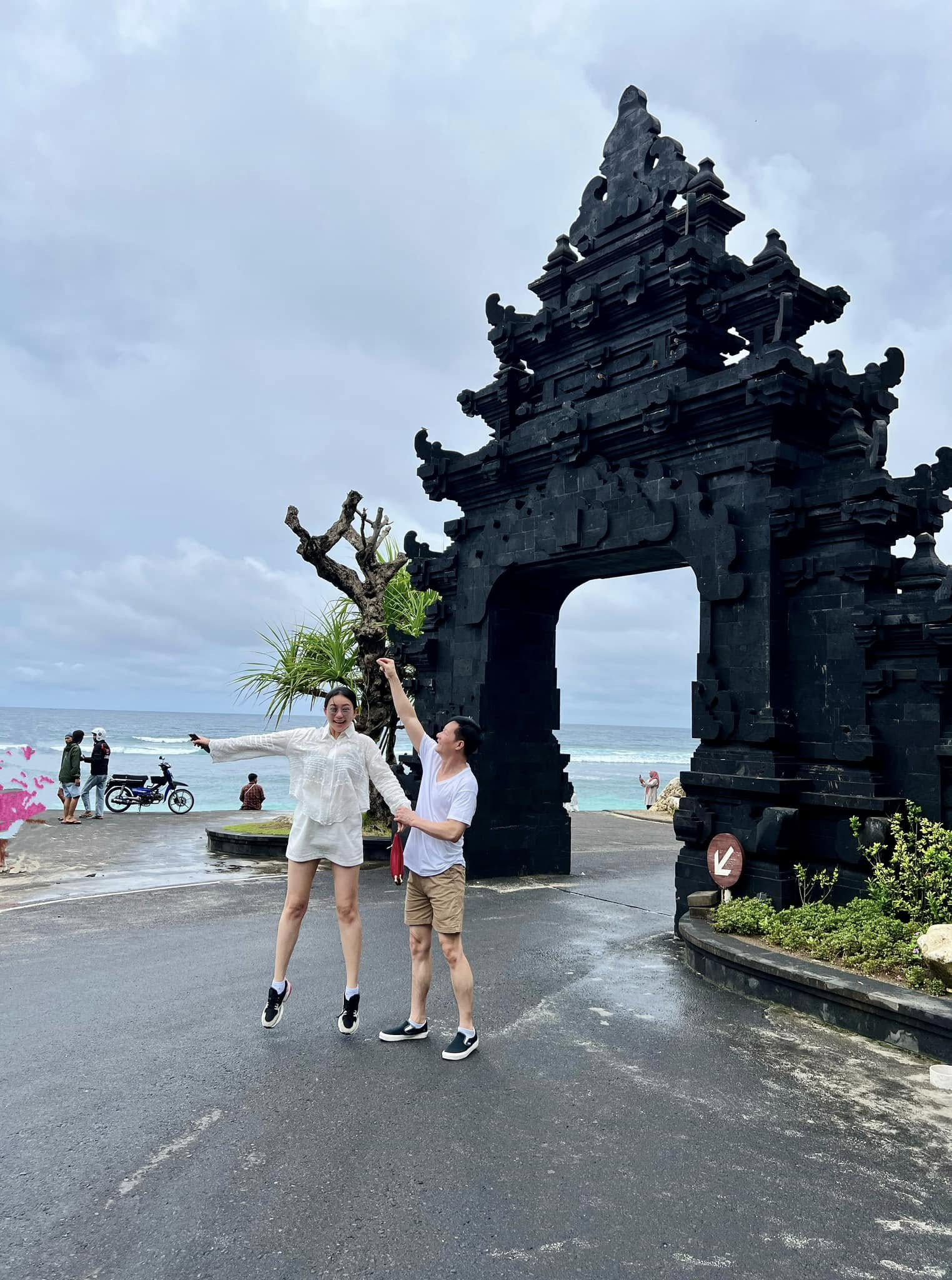 Thời trang hack dáng khó tin của Phan Như Thảo dù chạm mốc 80kg