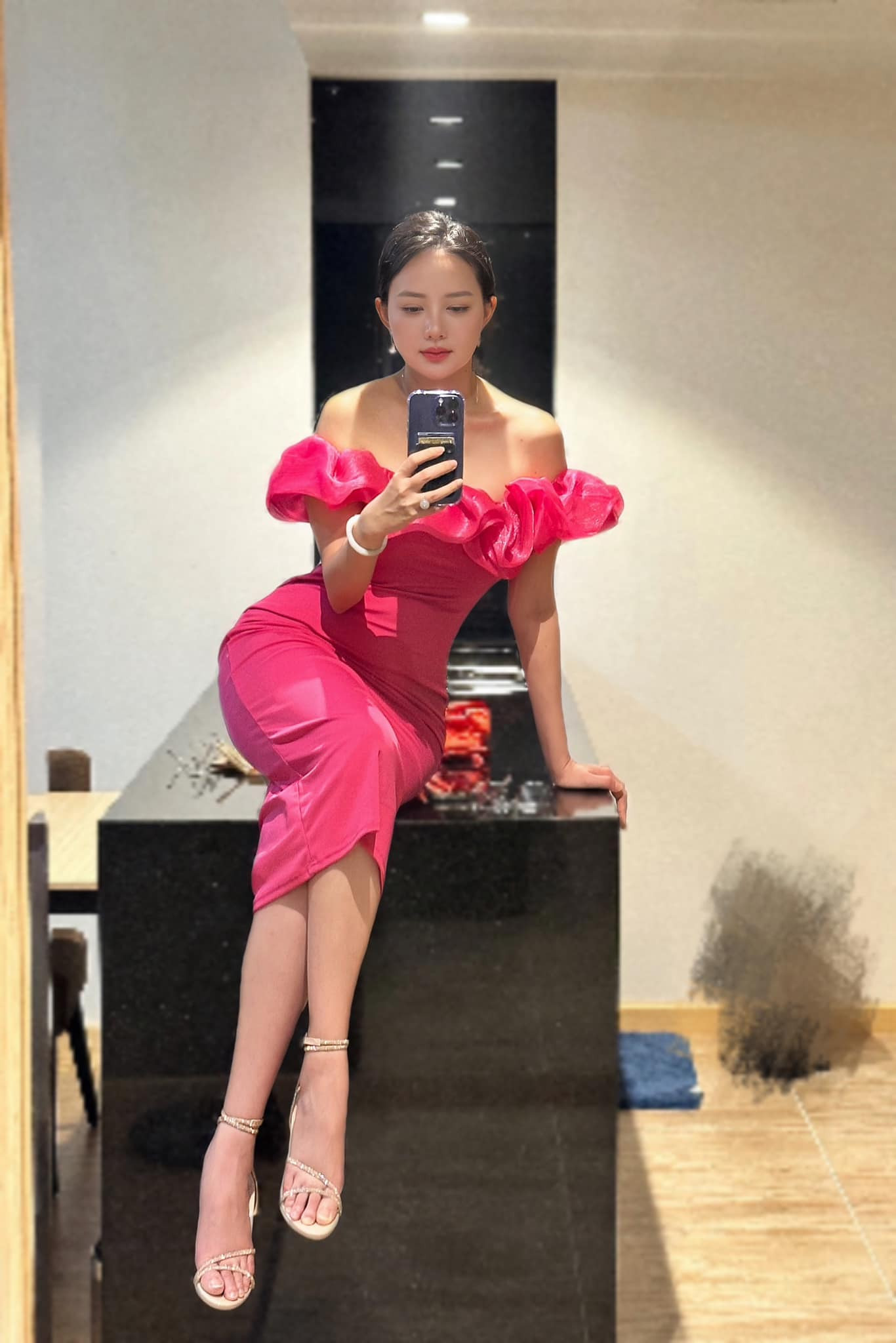 Thời trang hack dáng khó tin của Phan Như Thảo dù chạm mốc 80kg