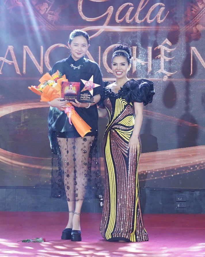 Thời trang hack dáng khó tin của Phan Như Thảo dù chạm mốc 80kg