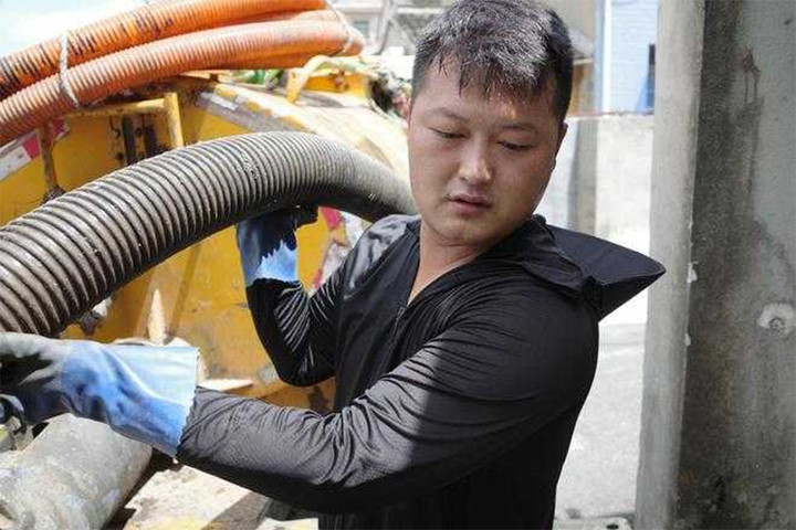 Cha mẹ anh từng nghĩ con trai mình không thể lấy vợ vì tiếp quản nghề thu gom phân của gia đình. (Ảnh: Red Star News)