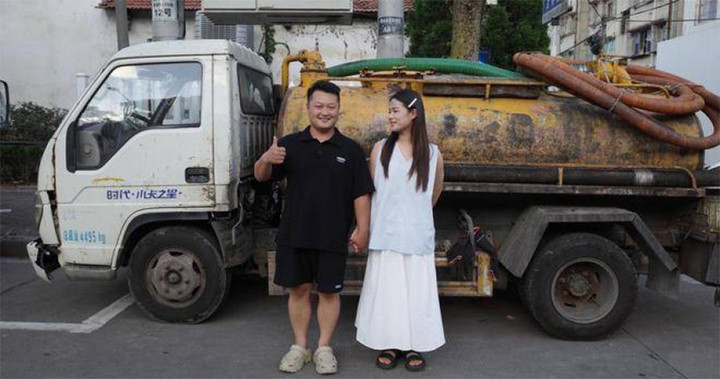Người đàn ông này làm nghề dọn phân ở Chiết Giang; bạn gái anh sống cách xa 700km đã nghỉ việc để đến với anh. (Ảnh: Red Star News)