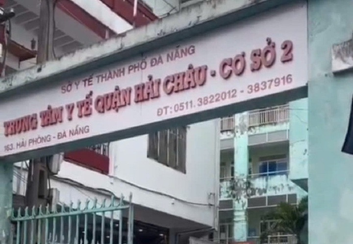 Cô gái tố khi đến Trung tâm Y tế ở Đà Nẵng khám sức khỏe thì được hướng dẫn sang gặp người phụ nữ ở tiệm tạp hóa và bị thu chi phí khám cao hơn bình thường. (Ảnh: Cắt từ clip)