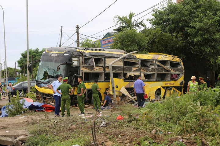 Hiện trường vụ lật xe khách thảm khốc tại Hà Tĩnh khiến 10 người chết, 15 người bị thương. (Ảnh: CTV)