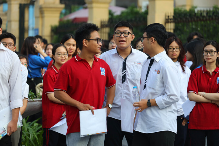 Điểm sàn ở mức thấp, các trường đồng loạt dự báo điểm chuẩn giảm mạnh.