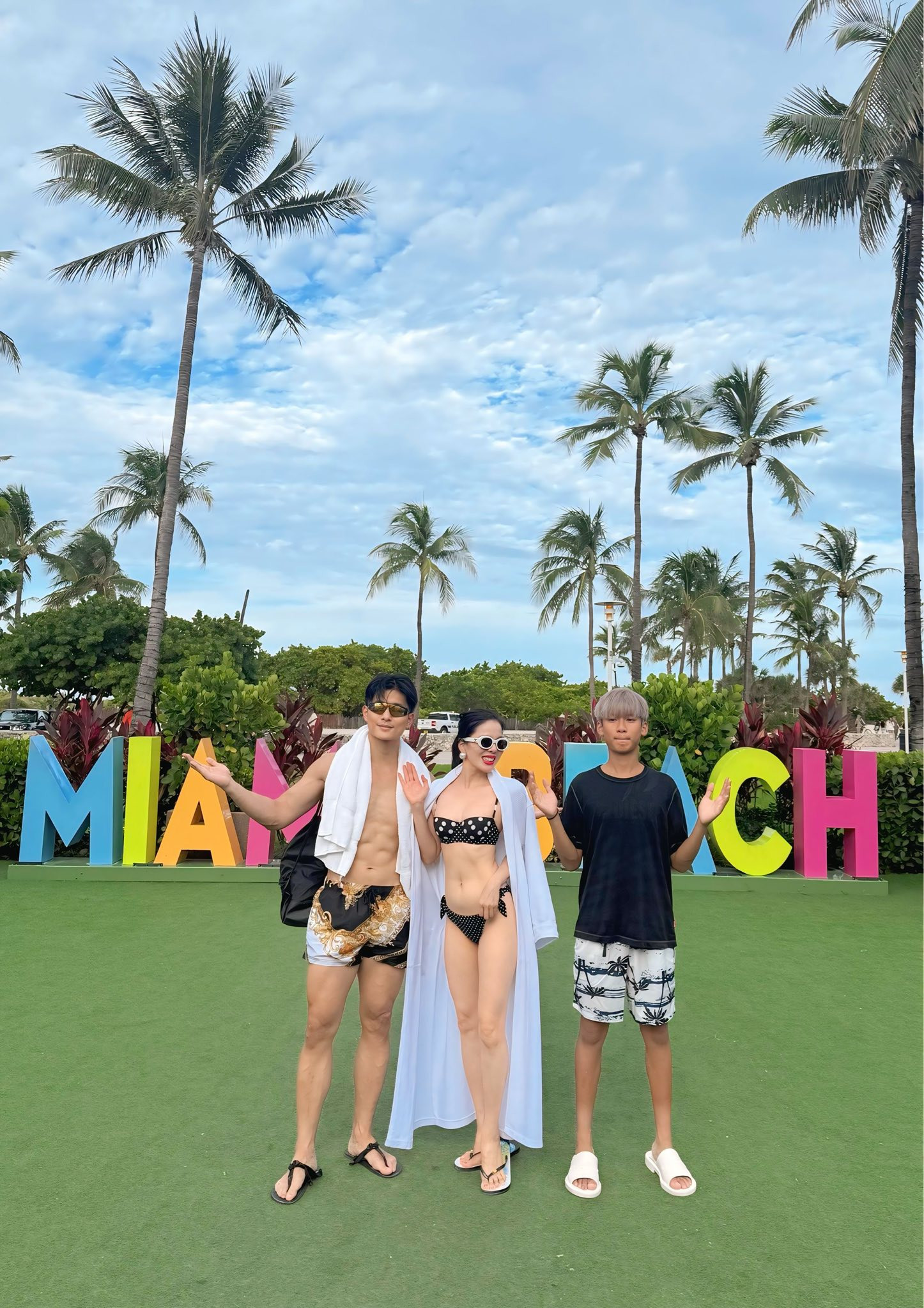 Lệ Quyên đưa con trai và tình trẻ Lâm Bảo Châu dạo chơi Maiami - Ảnh 1.