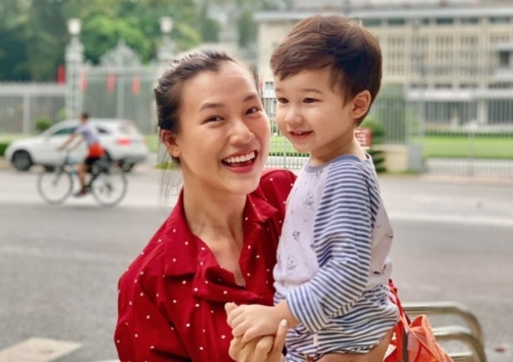 Hoàng Oanh một mình nuôi con sau ly hôn.