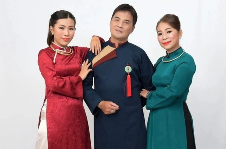 Nam ca sĩ bên vợ và con gái Thuỷ Tiên.