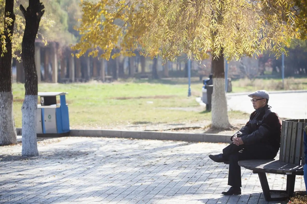 Thuê con gái chăm sóc tuổi già: Họ hàng sốc, còn tôi thì nhẹ lòng - Ảnh 1.