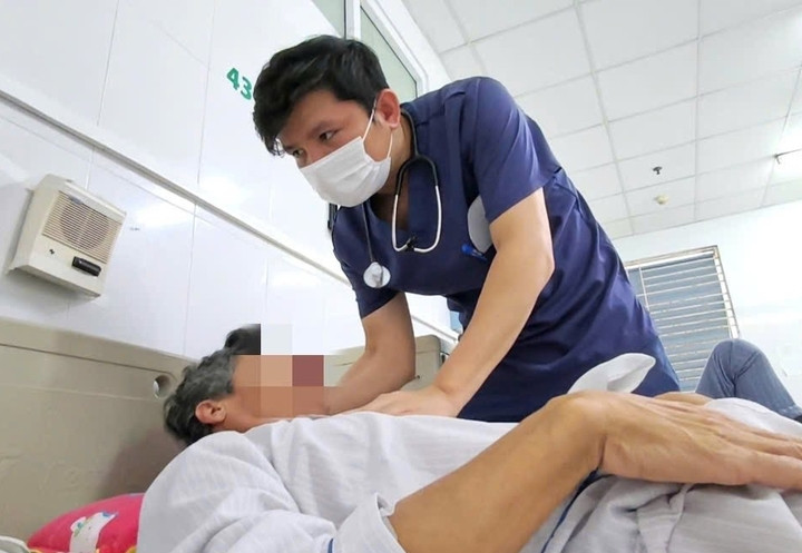 Bác sĩ kiểm tra sức khoẻ cho người bệnh nhiễm liên cầu khuẩn.