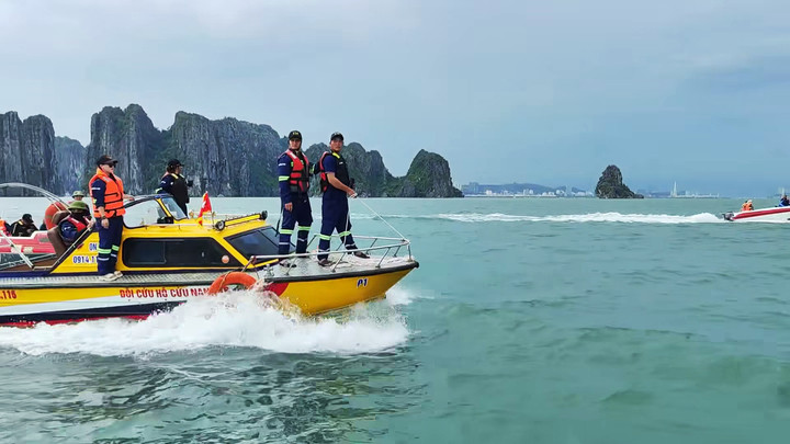 Hàng chục thành viên đội cứu hộ cứu nạn 116 miệt mài tìm kiếm nạn nhân mất tích trong vụ chìm tàu du lịch Vịnh Xanh 58 trên Vịnh Hạ Long.