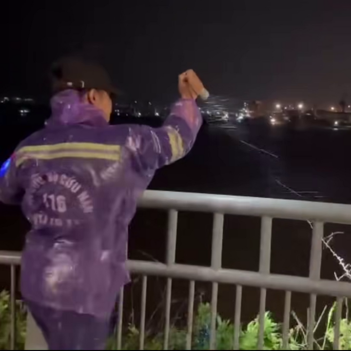 Không thể tìm kiếm ngoài vịnh do bão số 3 đổ bộ đất liền Quảng Ninh, các thành viên của đội lại tranh thủ tìm kiếm tại khu vực cầu Tình Yêu theo chỉ dẫn từ người dân địa phương và may mắn tìm thấy thi thể cháu bé 6 tuổi gần khu vực này.