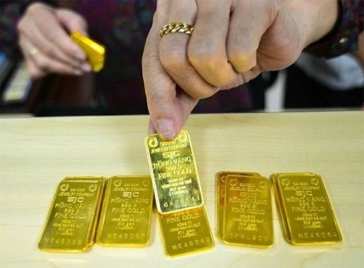 Chênh lệch giá mua- bán vàng quá cao, nhà đầu tư phải gánh chịu rủi ro. (Ảnh: Báo Tiền phong).