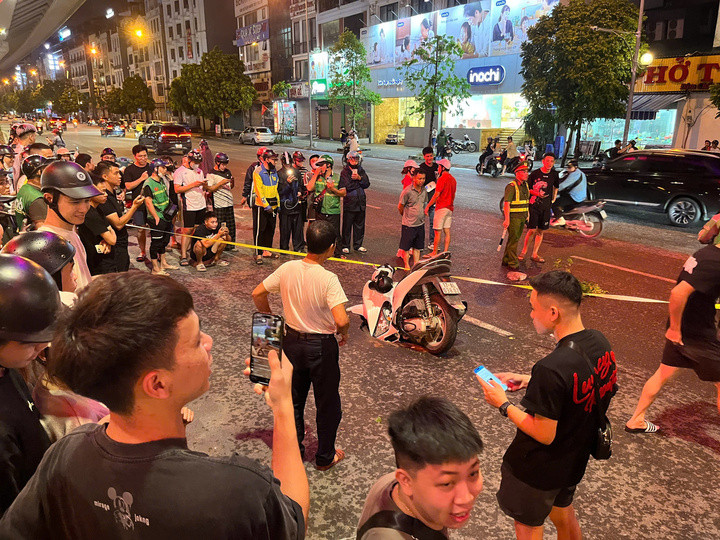 Cơ quan công an có mặt khoanh vùng hiện trường để chờ cơ quan chuyên môn đến xử lý.