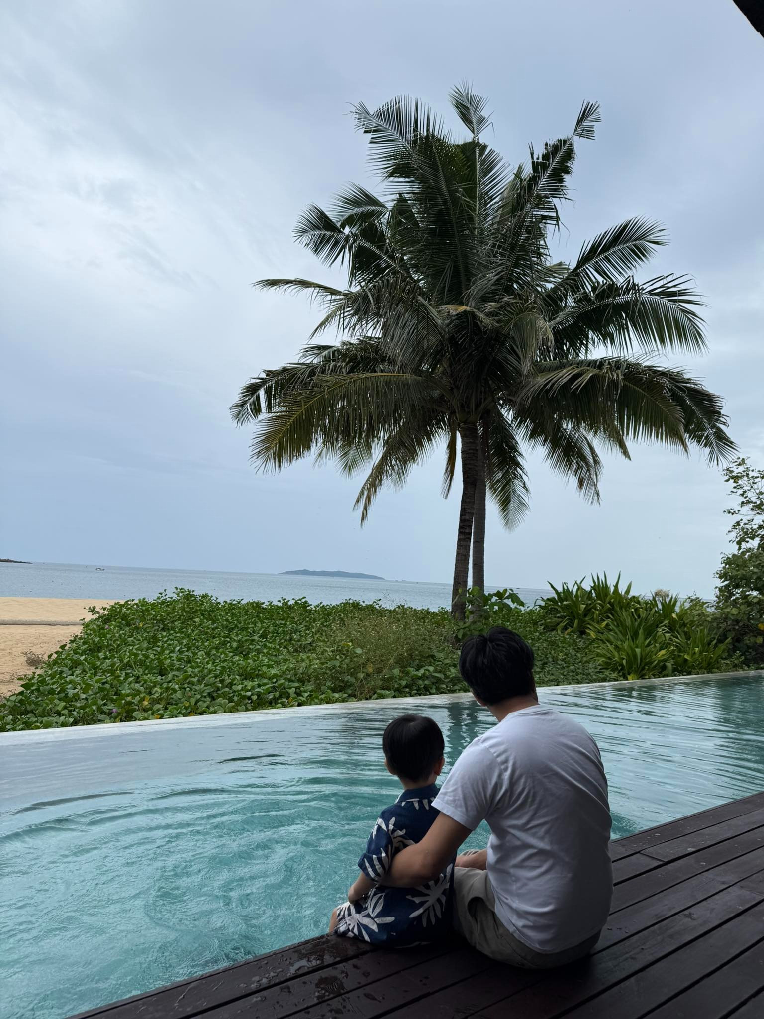 Hình ảnh giản dị khó tin của đại gia Cường Đô La bên các con