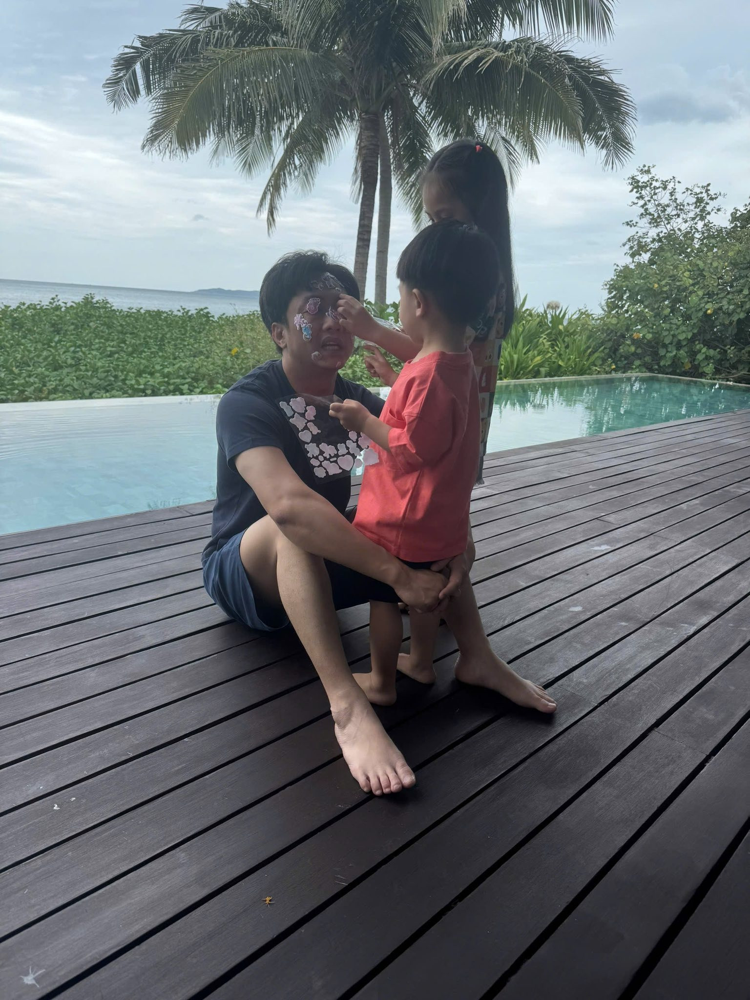 Hình ảnh giản dị khó tin của đại gia Cường Đô La bên các con