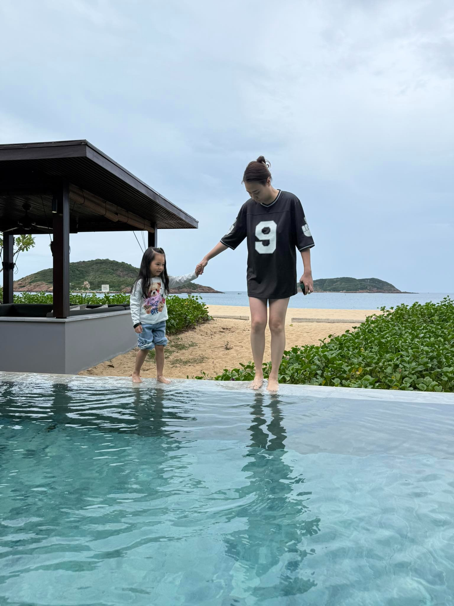 Hình ảnh giản dị khó tin của đại gia Cường Đô La bên các con