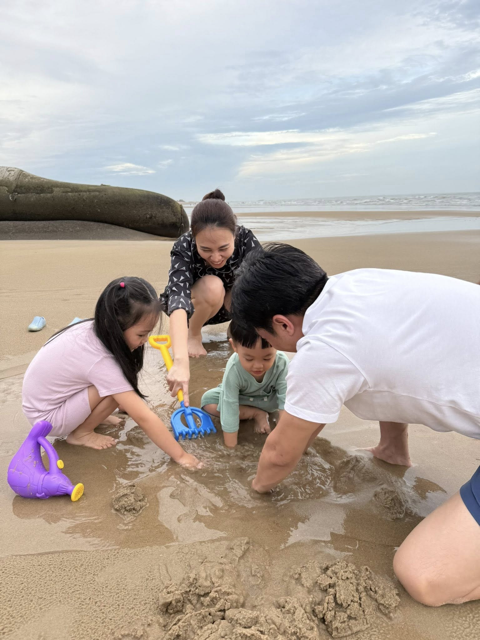 Hình ảnh giản dị khó tin của đại gia Cường Đô La bên các con