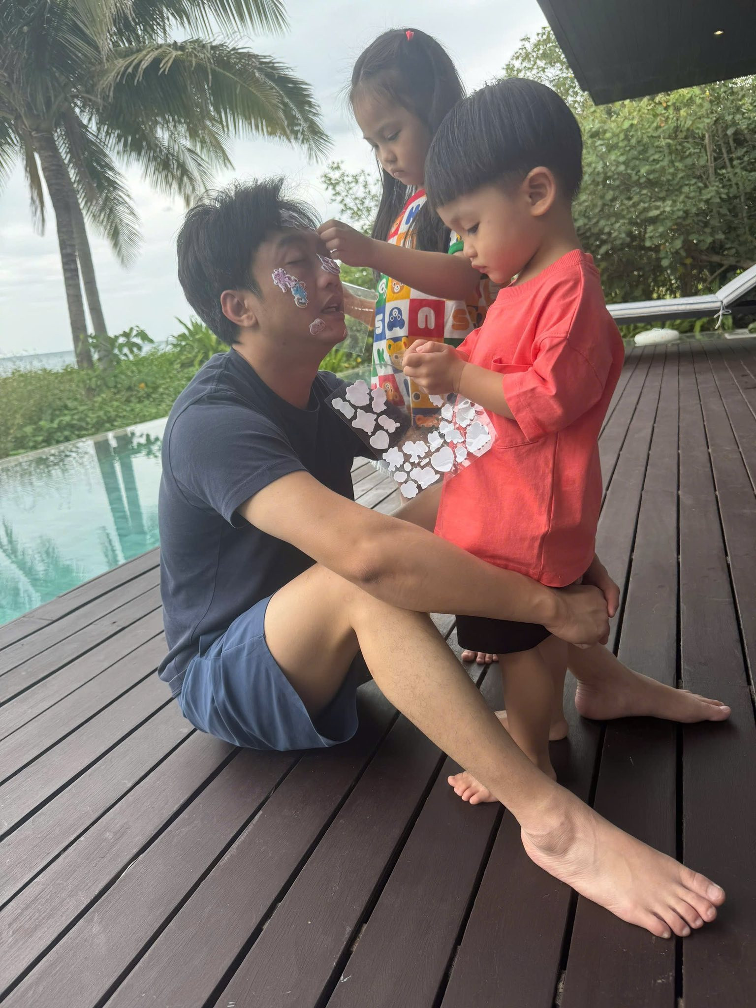 Hình ảnh giản dị khó tin của đại gia Cường Đô La bên các con