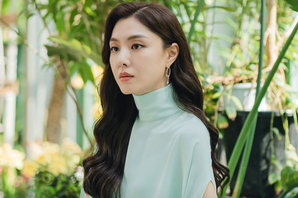 Là doanh nhân thành đạt tuổi 50 vẫn hôn nhân lận đận với cô vợ trẻ kém 12 tuổi