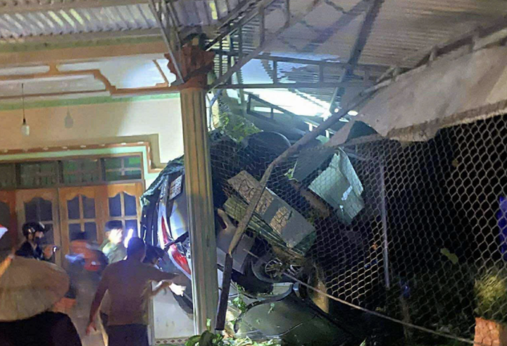 Hiện trường vụ ô tô lao vào nhà dân làm nan tài xế tử vong tại chỗ.