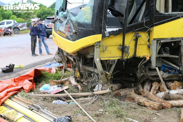 Hiện trường vụ lật xe khiến 25 người thương vong.