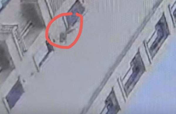 Bé trai 3 tuổi may mắn sống sót sau cú ngã từ tầng 18 chung cư - Ảnh 1.