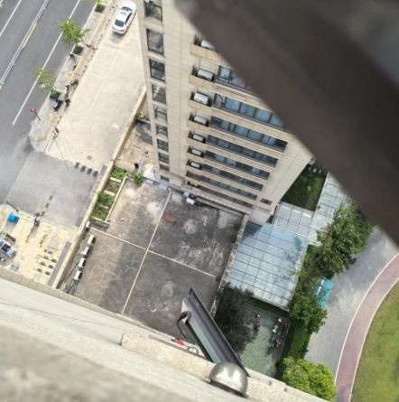 Bé trai 3 tuổi may mắn sống sót sau cú ngã từ tầng 18 chung cư - Ảnh 3.