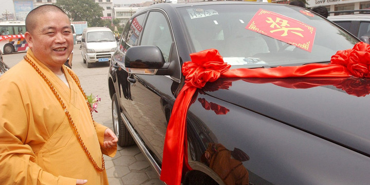 Thích Vĩnh Tín được cho là có xe ô tô riêng