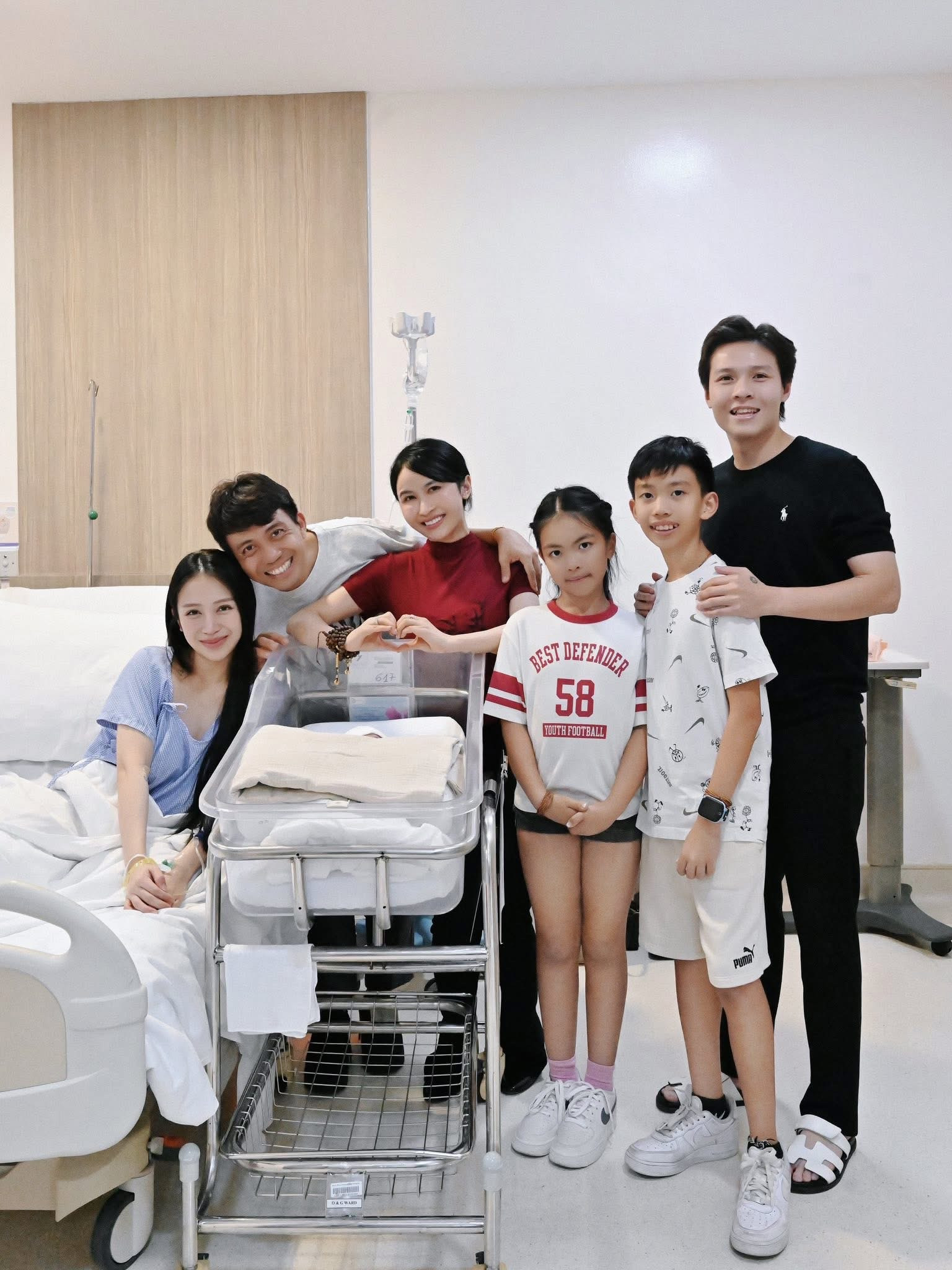 Con gái Minh Nhựa khoe ảnh đại gia đình thái độ của dì 2 Mina Phạm gây chú ý