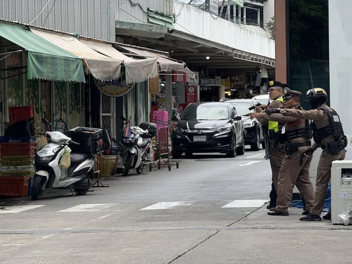 Vụ xả súng xảy ra ở ngôi chợ tại thủ đô Bangkok, Thái Lan. (Ảnh: KHAOSOD)
