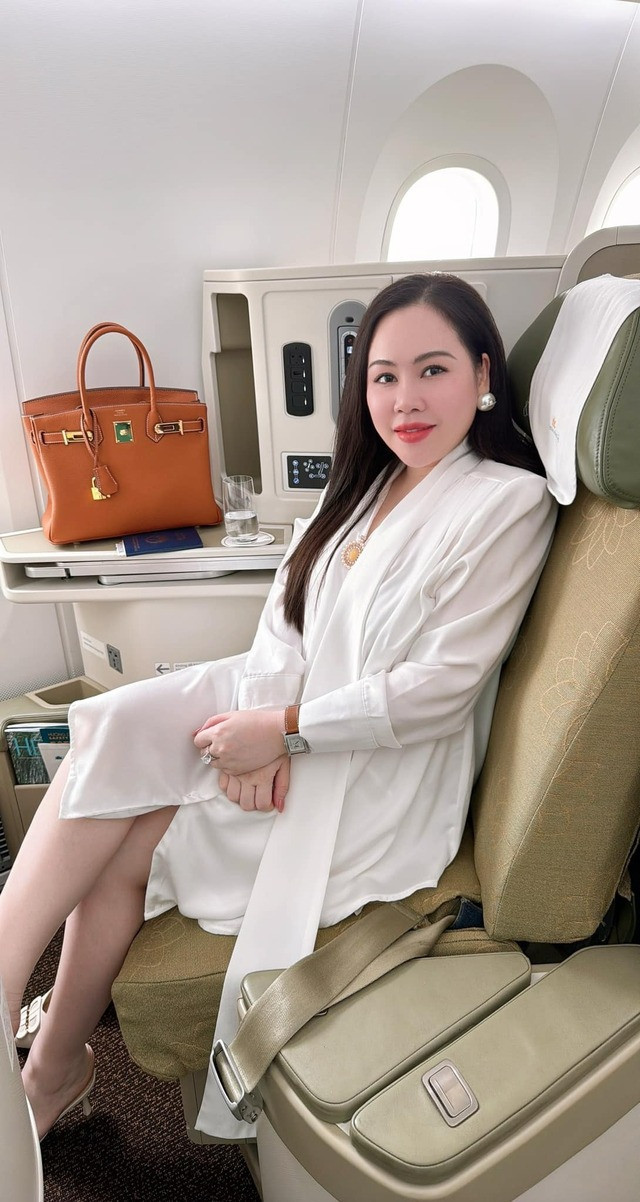 Á hậu Vbiz bịt kín mít ra sân pickleball chỉ thoáng nhìn outfit cũng biết chuẩn phú