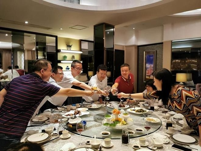 Nhận 24 tỷ thừa kế tài sản nhưng tôi không hạnh phúc: Tất cả bắt đầu từ buổi họp lớp- Ảnh 1.