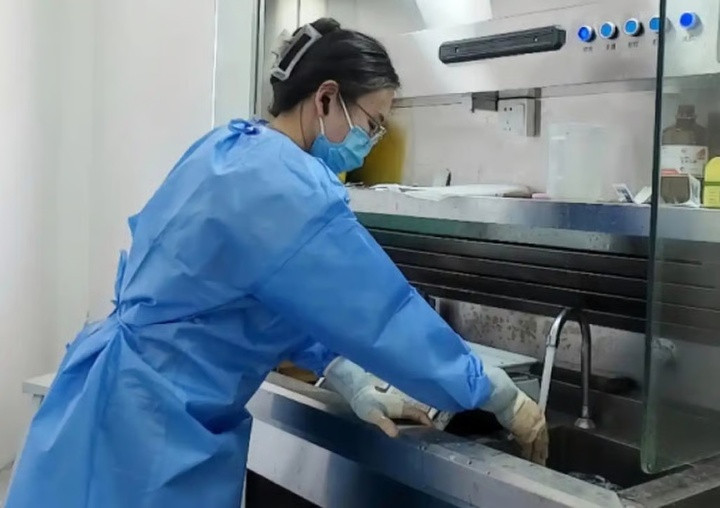 Ngành pháp y thường do nam giới làm, những người phụ nữ như Yanyan thường bị phân biệt đối xử. (Ảnh: Baidu)