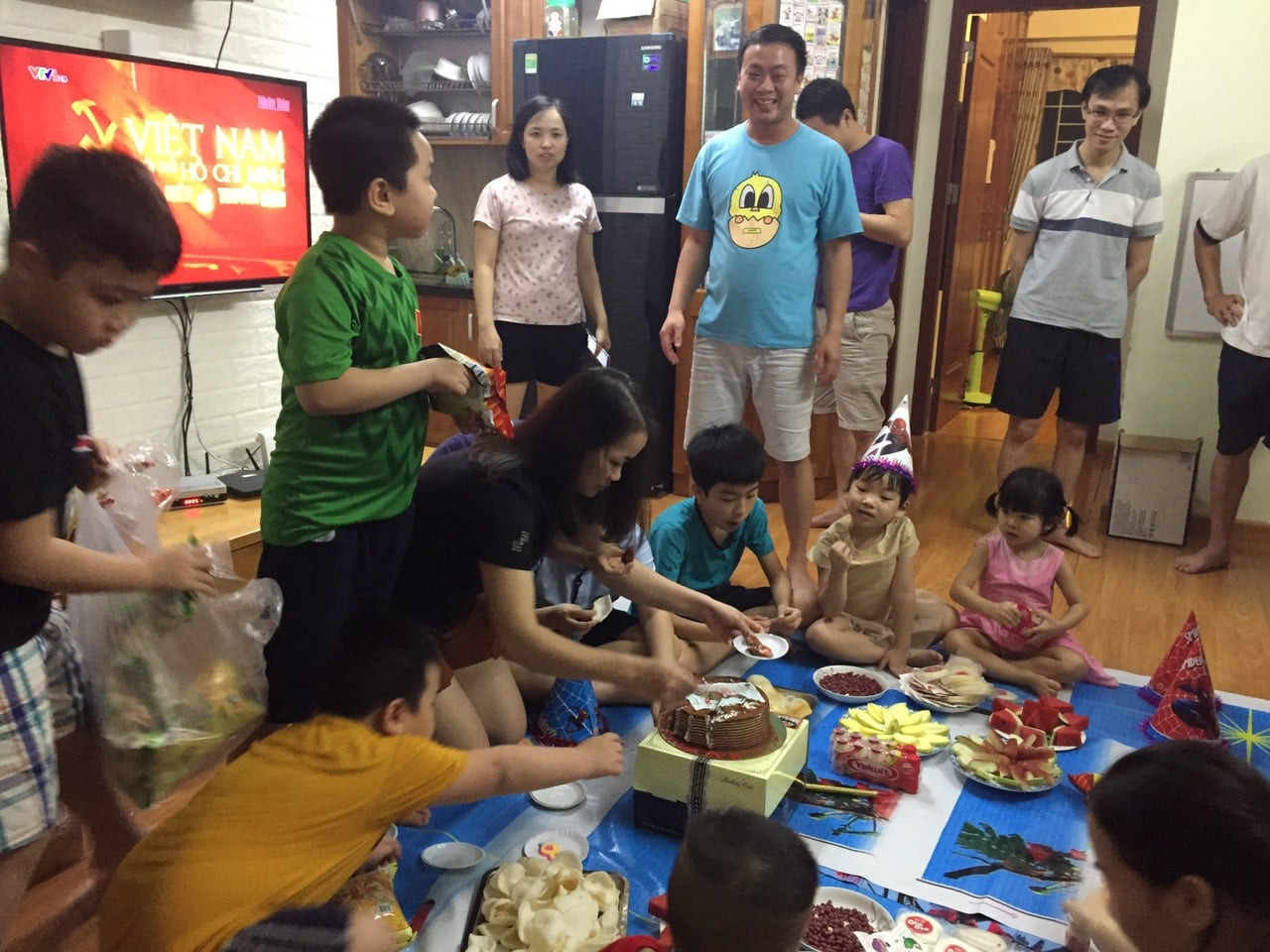 Tổ chức sinh nhật cho một bạn nhỏ.jpg