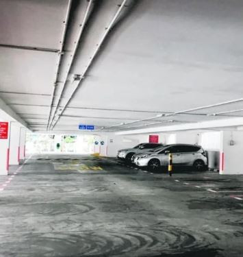 Bắt quả tang vợ ngoại tình, chồng bị húc văng lên nắp capo- Ảnh 1.