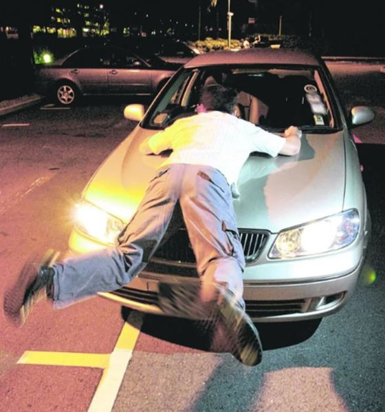 Bắt quả tang vợ ngoại tình, chồng bị húc văng lên nắp capo- Ảnh 2.