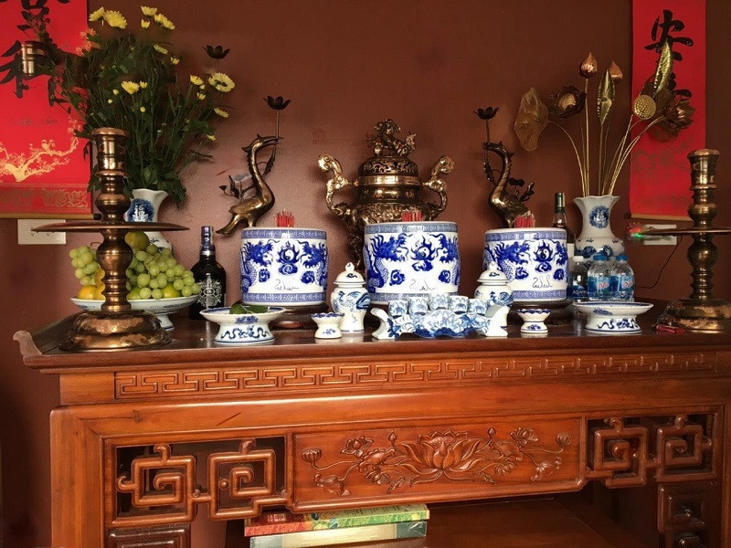 Khi dâng nước cúng, lượng nước rót vào chén bao nhiêu thì phù hợp với ý nghĩa tâm linh và phong thủy. - Ảnh 3.