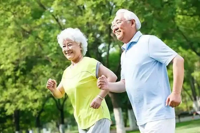 Nghiên cứu phát hiện Người già kiên trì chạy bộ chậm mỗi ngày chưa đầy nửa năm gan có thể xuất hiện 3 thay đổi
