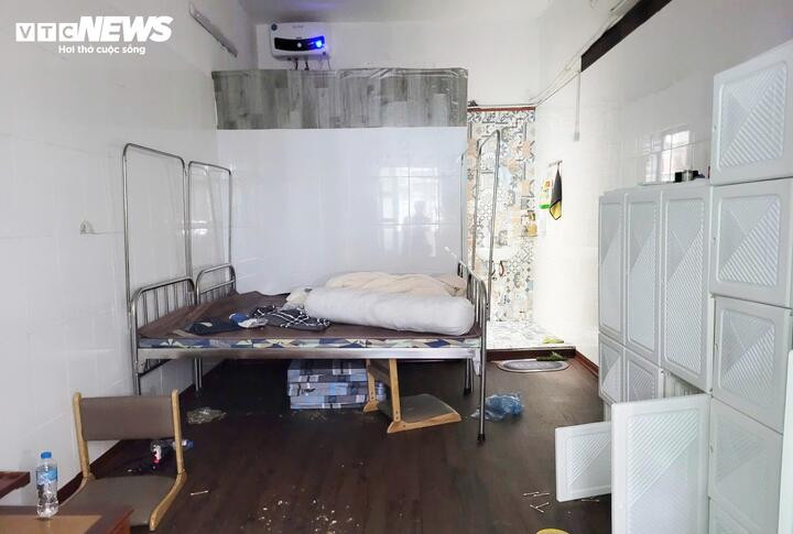 Căn phòng riêng biệt có tủ đồ, điều hòa, quạt trần, tủ lạnh, bàn trà phục vụ những cuộc “ăn chơi mini” ngay trong viện.