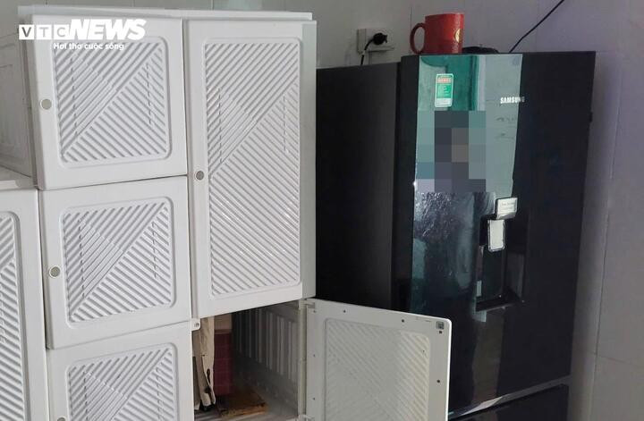 Trong phòng còn có cả tủ lạnh lớn, tủ đựng đồ như trong nhà ở, với các ngăn mở để lộ hàng loạt lọ chai, mỹ phẩm, thuốc men. Đồ dùng cá nhân được bày biện ngăn nắp, không khác gì không gian sống của một người khỏe mạnh. Tất cả cho thấy đây không phải phòng điều trị tâm thần, mà là nơi trú ẩn xa hoa của một kẻ phạm tội.