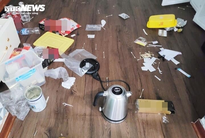 Sàn nhà gỗ phủ kín rác.