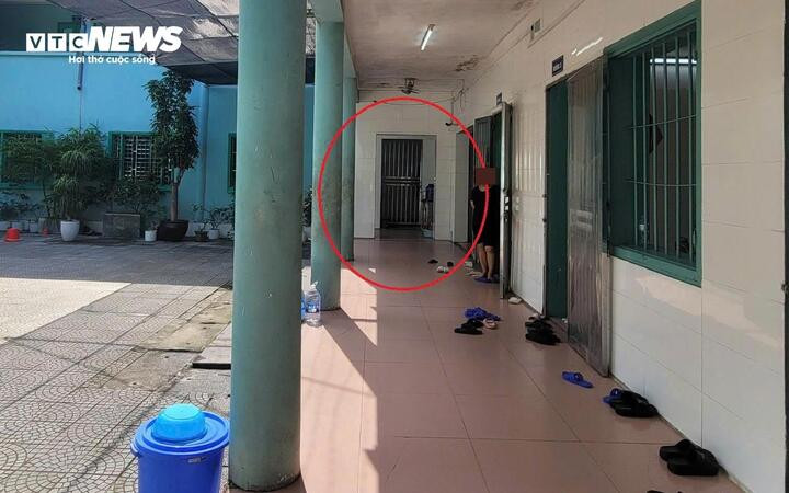 Phòng của Mai Anh nằm biệt lập cuối dãy buồng bệnh thường. Để vào được căn phòng này phải men qua hành lang hẹp giữa tường cũ và cửa sổ chấn song. Bên trong là căn phòng không biển tên, không biển cảnh báo, không dấu hiệu cách ly y tế. Không gian im ắng, tách biệt hẳn so với các buồng bệnh xung quanh.