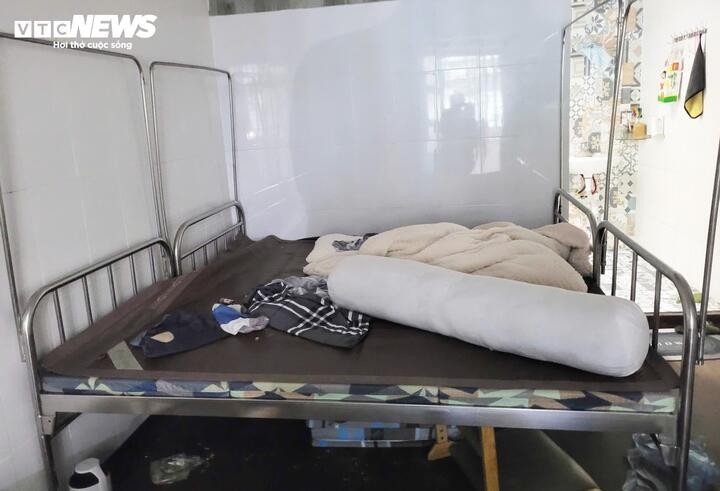 Chiếc giường y tế bằng inox rộng được phủ chăn, gối, kèm vài bộ quần áo để vương vãi. Không có dấu hiệu của bệnh nhân đang điều trị nghiêm túc. Nơi này giống một không gian được “mua” để phục vụ lối sống xa rời pháp luật.