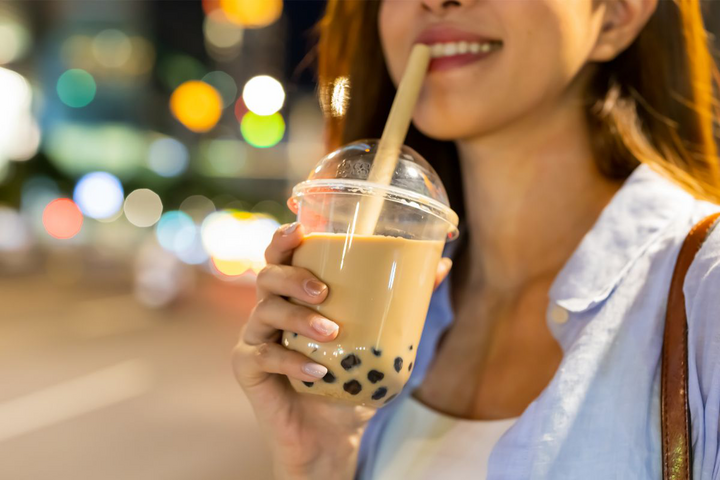 Cuối tháng, tôi còn không đủ tiền mua sữa cho người yêu, chứ chưa nói đến chuyện lớn lao hơn như làm đám cưới. (Ảnh minh họa: StoreHub)