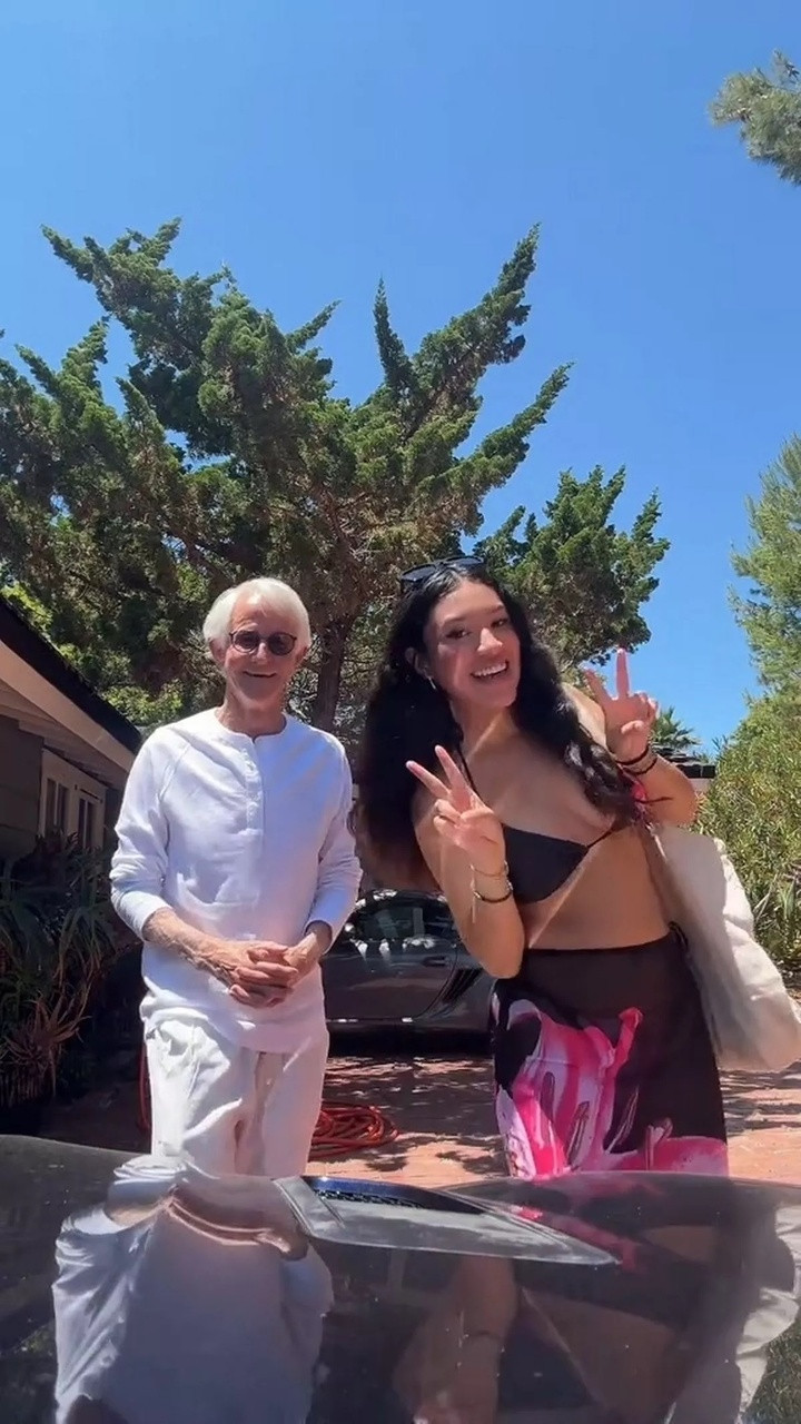 Mặc dù bị chỉ trích rất nhiều nhưng họ vẫn tin vào tình yêu. (Ảnh: Jam Press/@diana_edgar7)