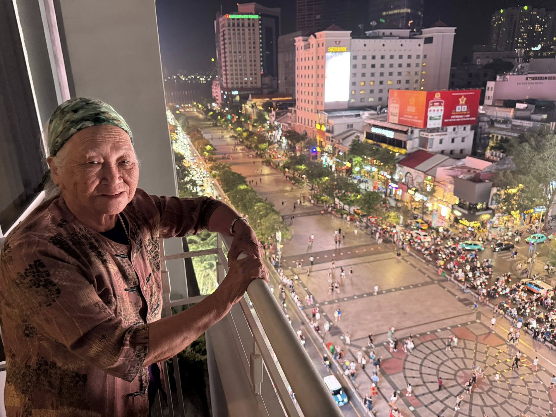 cụ bà đi bão ở TPHCM mừng tuyển VN vô địch 4.jpg