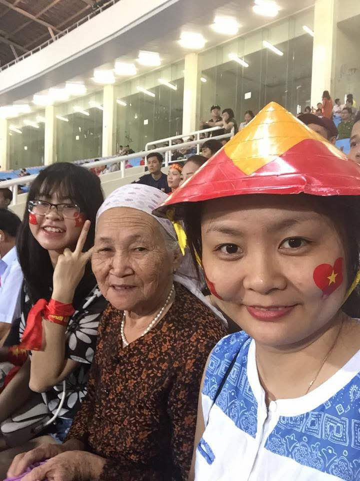 cụ bà đi bão ở TPHCM mừng tuyển VN vô địch 6.jpg