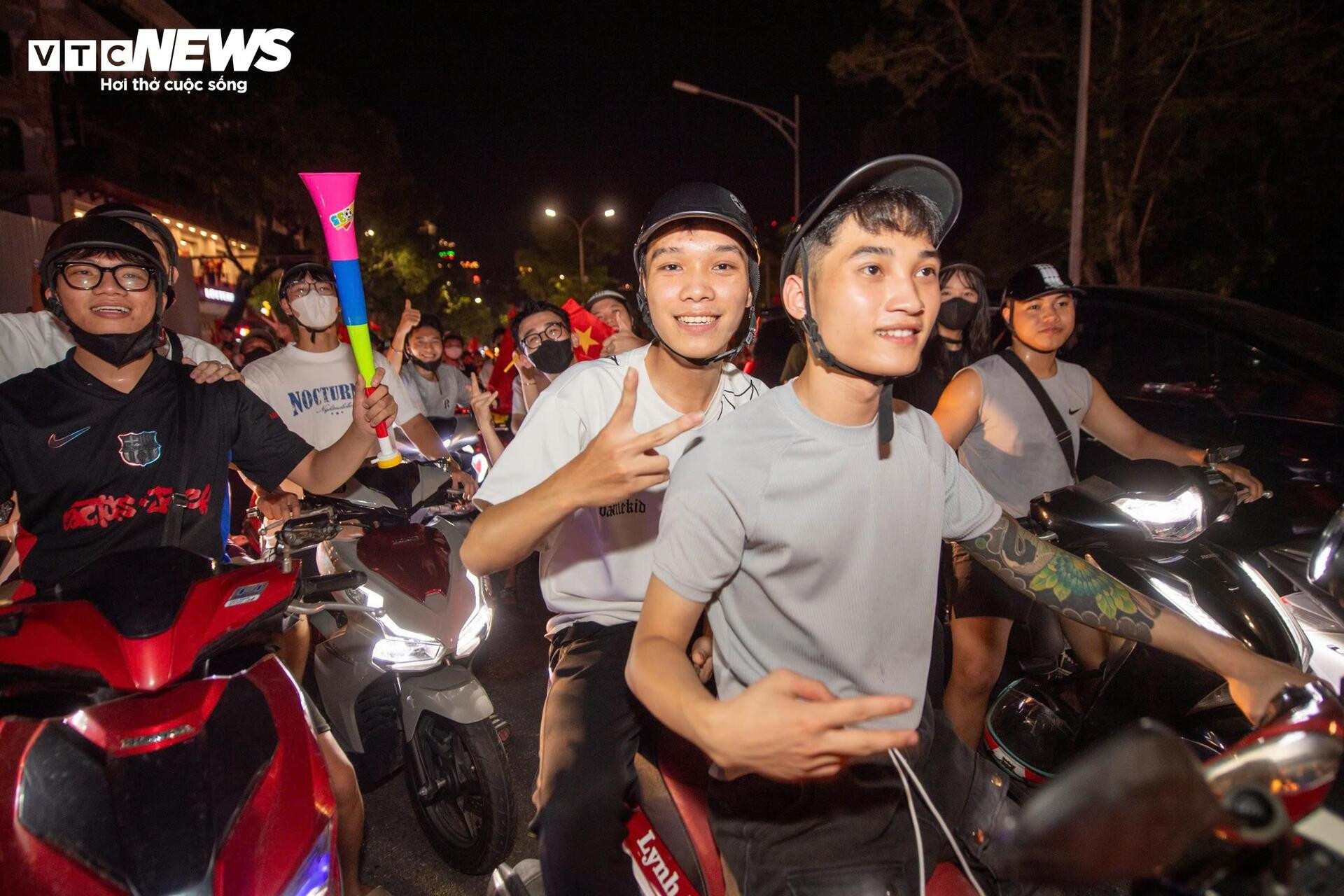 Dòng người 'đi bão' mừng U23 Việt Nam vô địch Đông Nam Á - 10