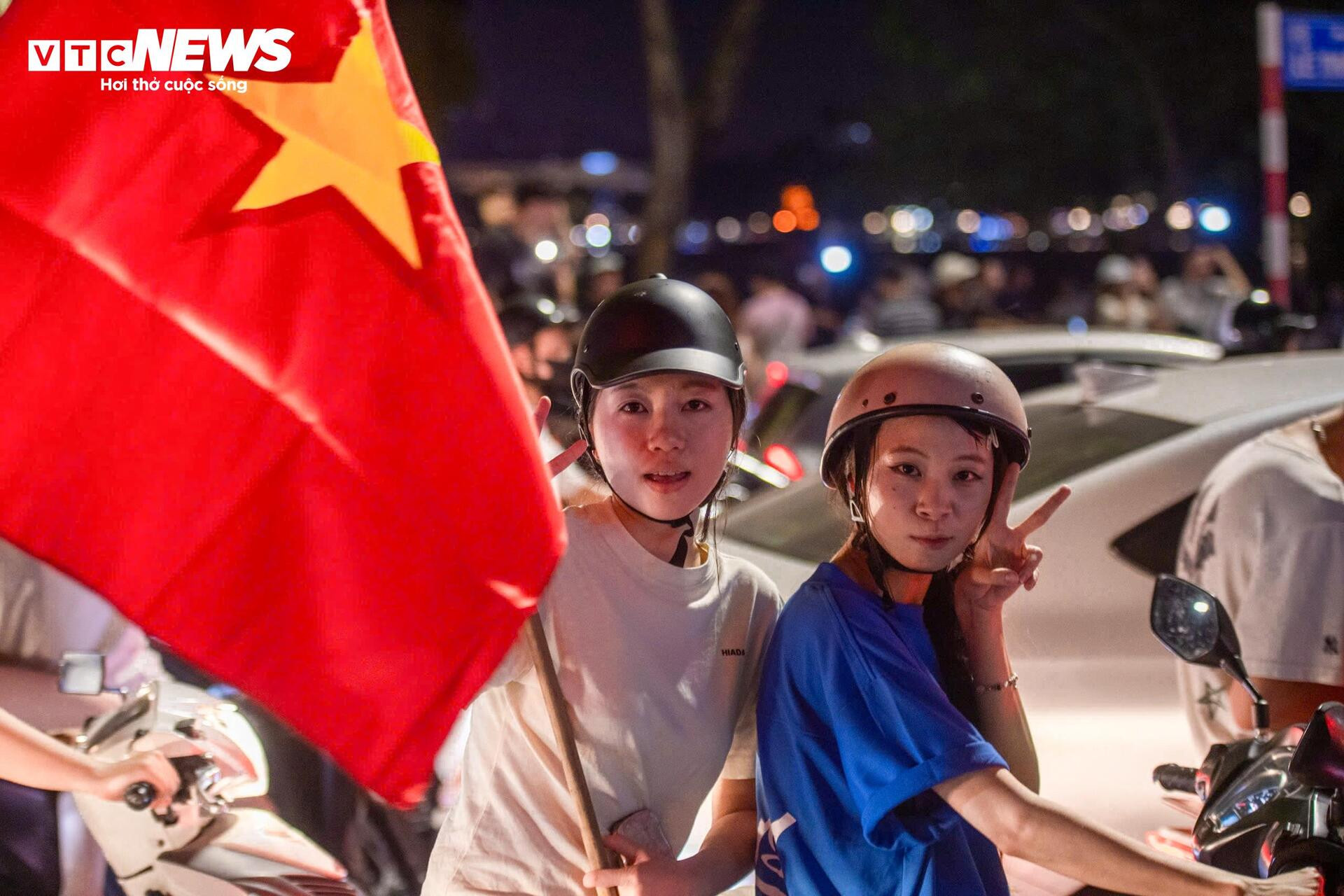 Dòng người 'đi bão' mừng U23 Việt Nam vô địch Đông Nam Á - 3