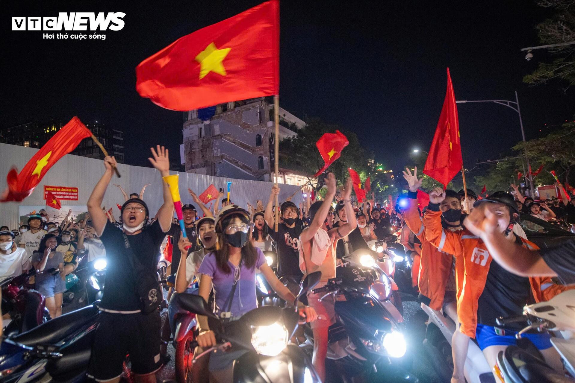 Dòng người 'đi bão' mừng U23 Việt Nam vô địch Đông Nam Á - 6